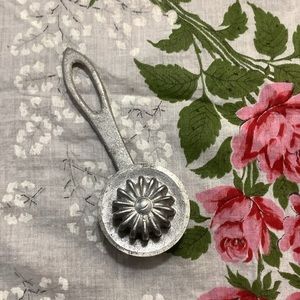 Vintage Pastry Cutter / Crimper for Pies or Cookies